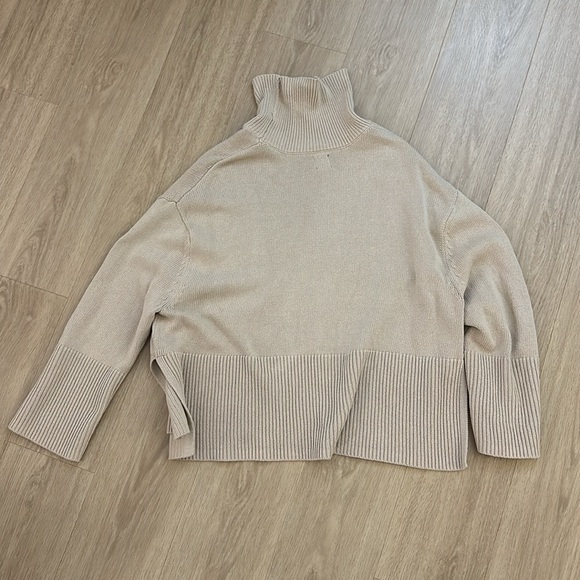 Gap Split-Hem Turtleneck Sweater - Picture 4 of 7